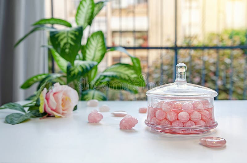 Framställning av hemlagad gemstoneelixir med rosa kvartspärlor royaltyfria bilder Framställning av hemlagad gemstoneelixir med rosa kvartspärlor royaltyfria bilder