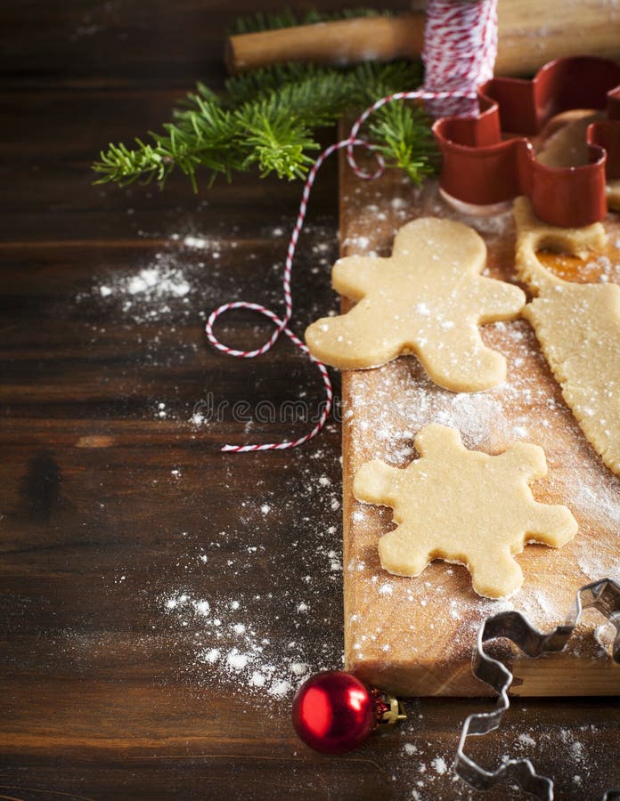 Framställning av pepparkakakakor fotografering för bildbyråer Framställning av pepparkakakakor fotografering för bildbyråer