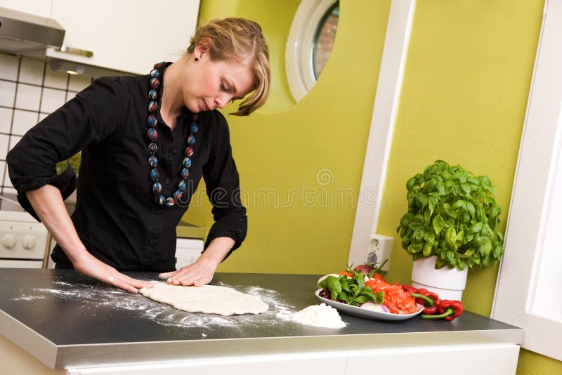 Framställning av pizzakvinnan arkivbild