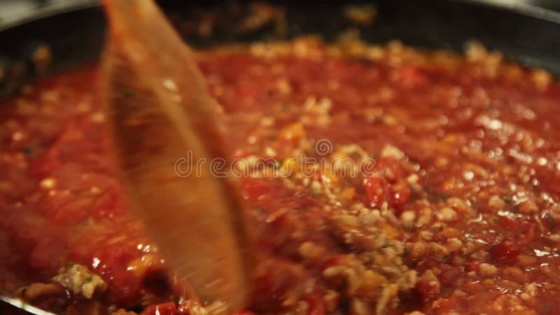 Framställning sous för att laga mat spagetti som är bolognese i köket