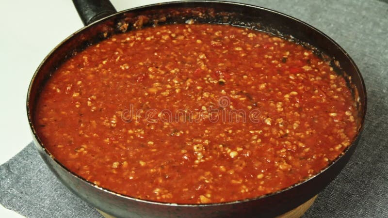 Framställning sous för att laga mat spagetti som är bolognese i köket