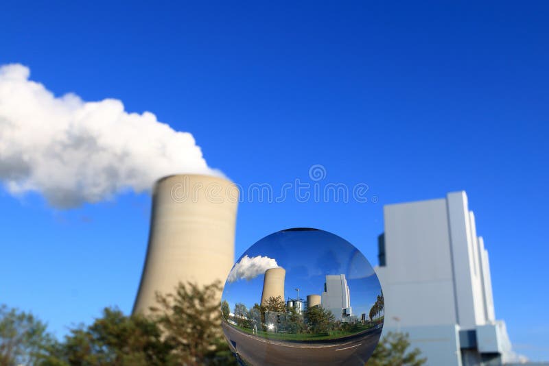 Framtid av kolkraftväxter i glasballen royaltyfri foto Framtid av kolkraftväxter i glasballen royaltyfri foto