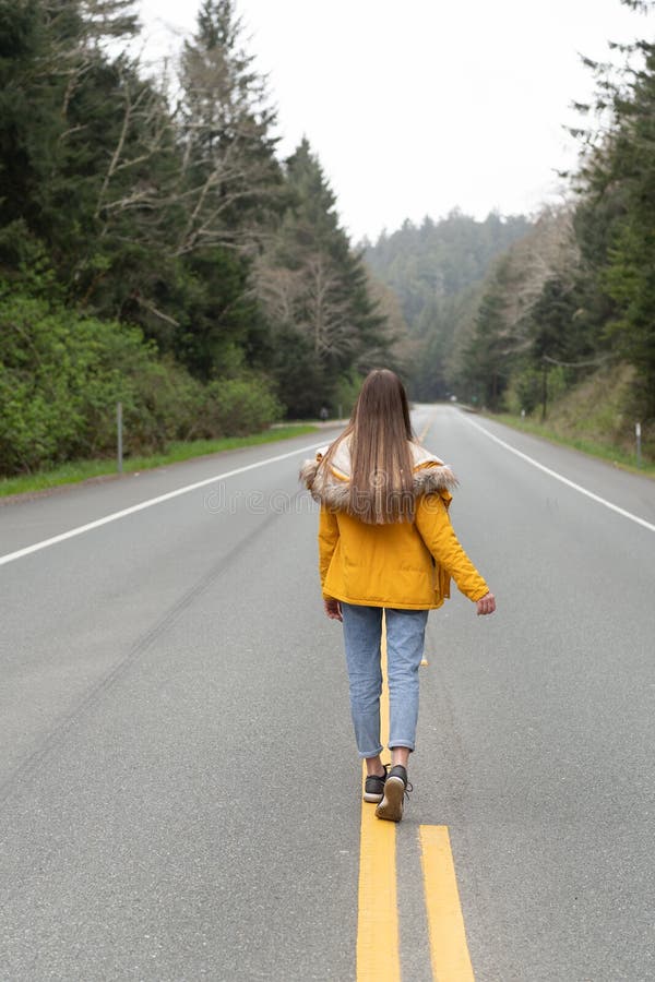 Framtida koncept. motorväg mellan skog och promenadflicka. fotografering för bildbyråer