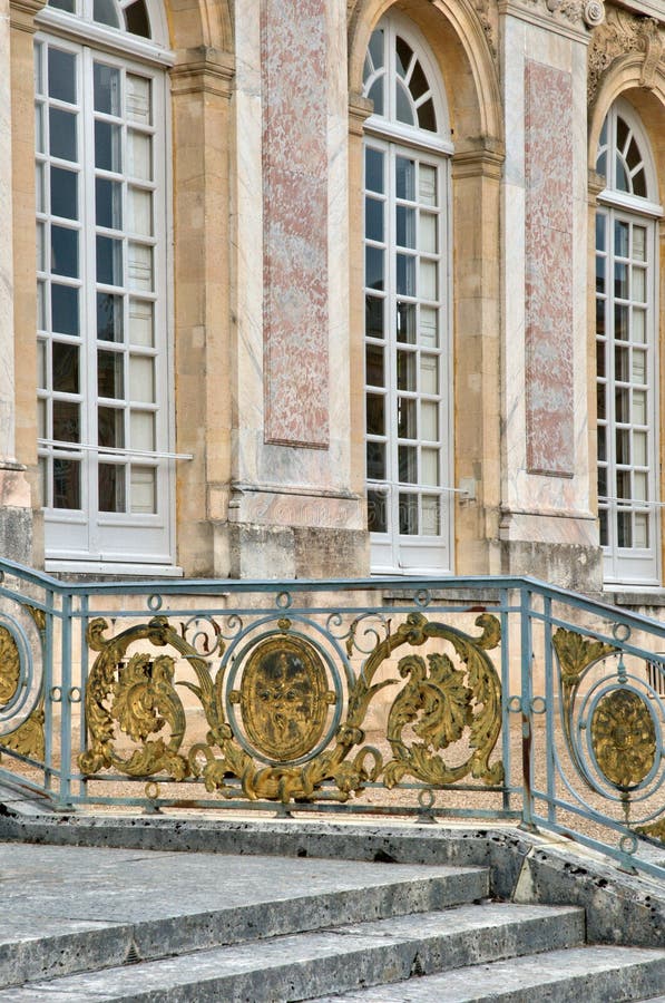 Monumento Ao Rei Luís XIV Com Cavalo Em Frente Ao Palácio De Versalhes Foto  Royalty Free, Gravuras, Imagens e Banco de fotografias. Image 169000632