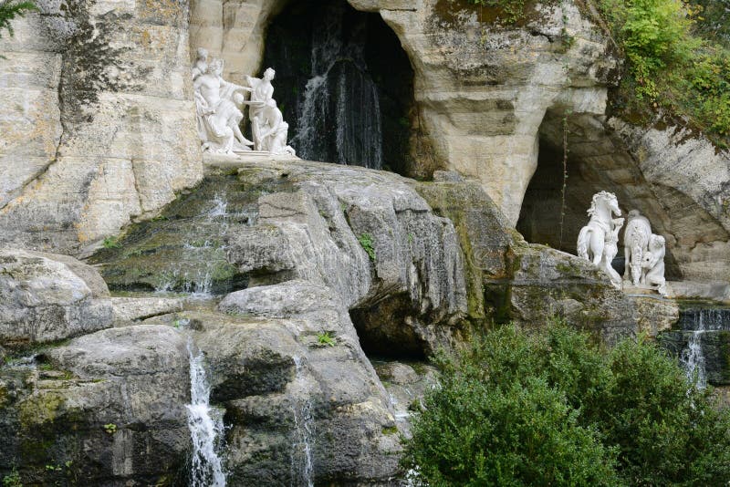 Francia, bagno boschetto palazzo.