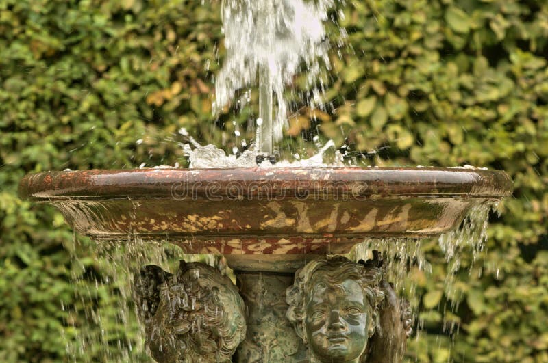 Frances, avenue de l'eau en parc de palais de Versailles photos stock Frances, avenue de l'eau en parc de palais de Versailles photos stock