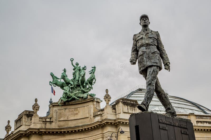 Frances de Paris le 30 avril 2013 : Monument à général et à homme d'état français Charles de Gaulle sur le Th photo libre de droits Frances de Paris le 30 avril 2013 : Monument à général et à homme d'état français Charles de Gaulle sur le Th photo libre de droits