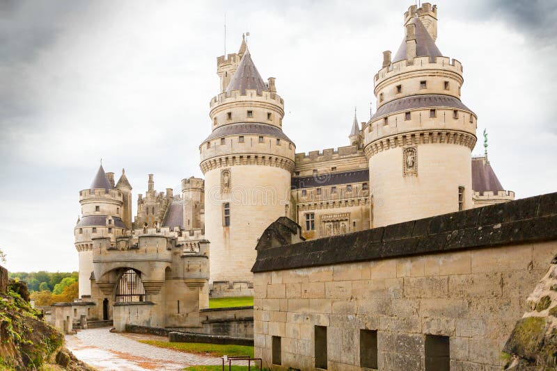 Frances de picardie d'entrée de château de Pierrefond photos libres de droits Frances de picardie d'entrée de château de Pierrefond photos libres de droits