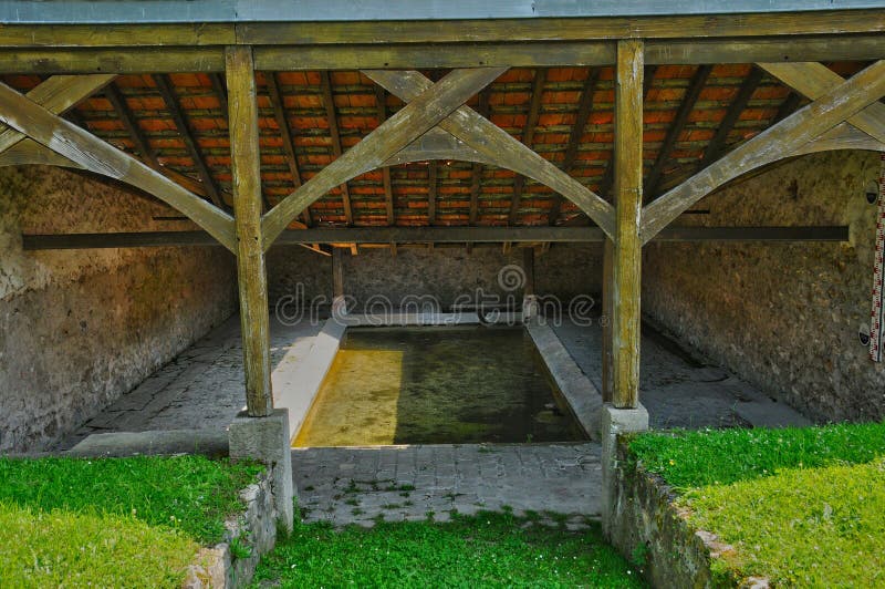 Frances, la ville pittoresque de Jouy le Moutier dans l'Ile de France photo stock Frances, la ville pittoresque de Jouy le Moutier dans l'Ile de France photo stock