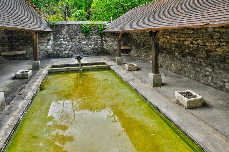 Frances, lavoir dans le village de Follainville Dennemont dans le le image libre de droits Frances, lavoir dans le village de Follainville Dennemont dans le le image libre de droits