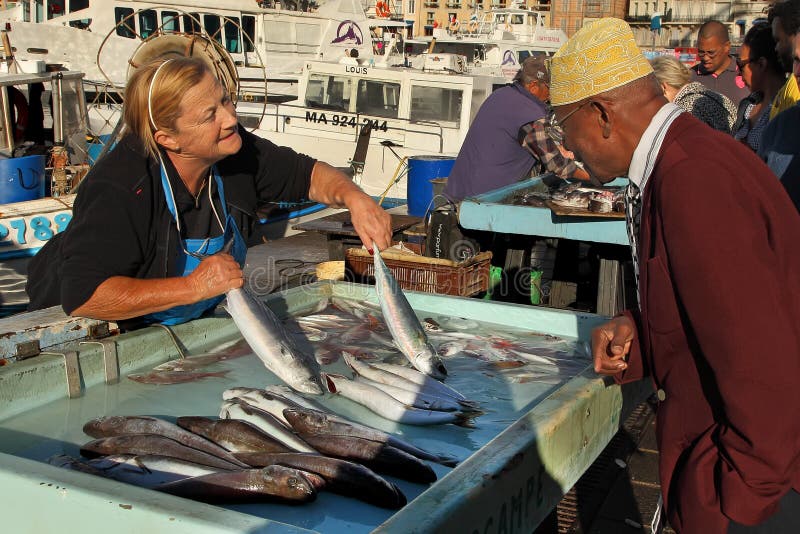 FRANCES, MARSEILLE - 19 novembre 2015 : L'acheteur à la poissonnerie photographie stock libre de droits FRANCES, MARSEILLE - 19 novembre 2015 : L'acheteur à la poissonnerie photographie stock libre de droits