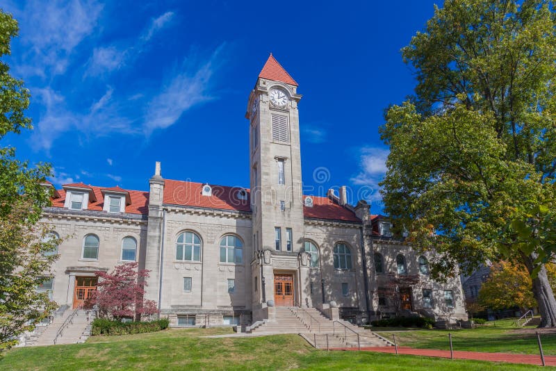 BLOOMINGTON, IN/USA - 22 DE OCTUBRE DE 2017: Frances Morgan Swain Student Building en el campus de la universidad de Indiana