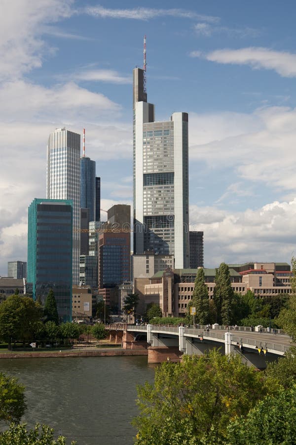 Francfort, Alemania - distrito financiero en el río imágenes de archivo libres de regalías Francfort, Alemania - distrito financiero en el río imágenes de archivo libres de regalías