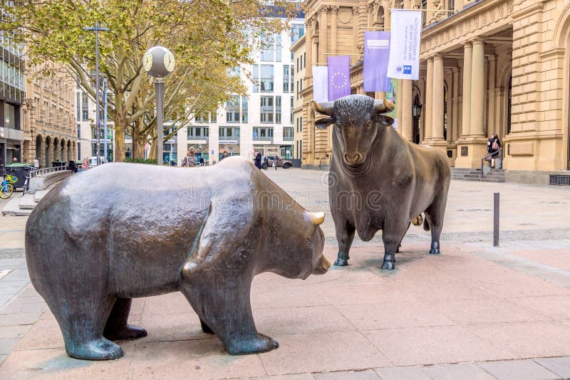 Francfort, Alemania - noviembre de 2018: Escultura del oso y de Bull cerca del edificio de la bolsa de acción de Francfort imagen de archivo libre de regalías Francfort, Alemania - noviembre de 2018: Escultura del oso y de Bull cerca del edificio de la bolsa de acción de Francfort imagen de archivo libre de regalías