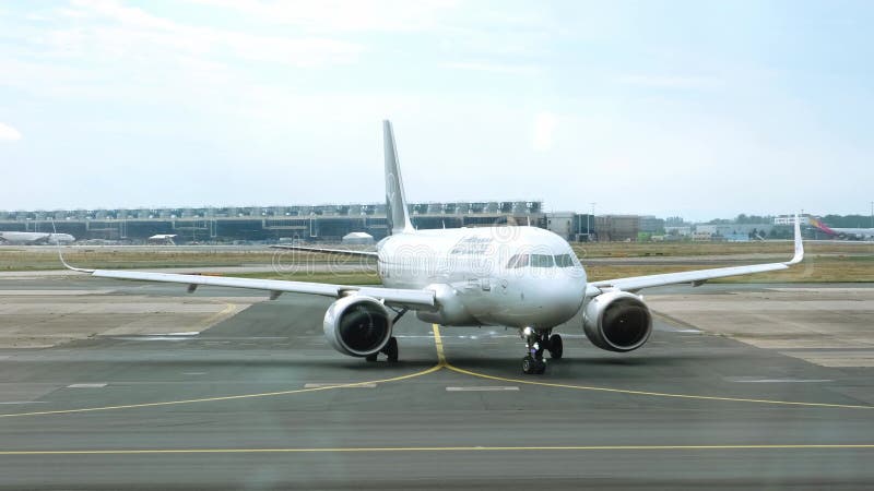 Francfort allemagne 12 août 2023 : l'avion passager se déplace vers la piste. arrivée de l'avion. vue depuis une fenêtre de termin banque de vidéos