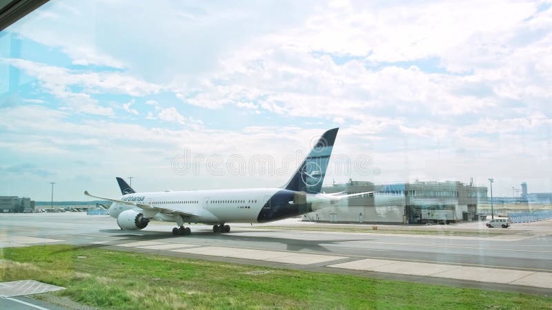 Francfort allemagne 12 août 2023 : l'avion passager se déplace vers la piste. départ de l'avion. vue depuis une fenêtre de termina banque de vidéos