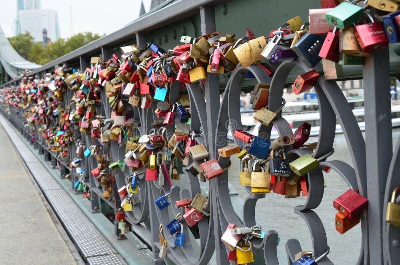 Francfort sur Main, cadenas sur le pont comme marque d'amour image stock Francfort sur Main, cadenas sur le pont comme marque d'amour image stock