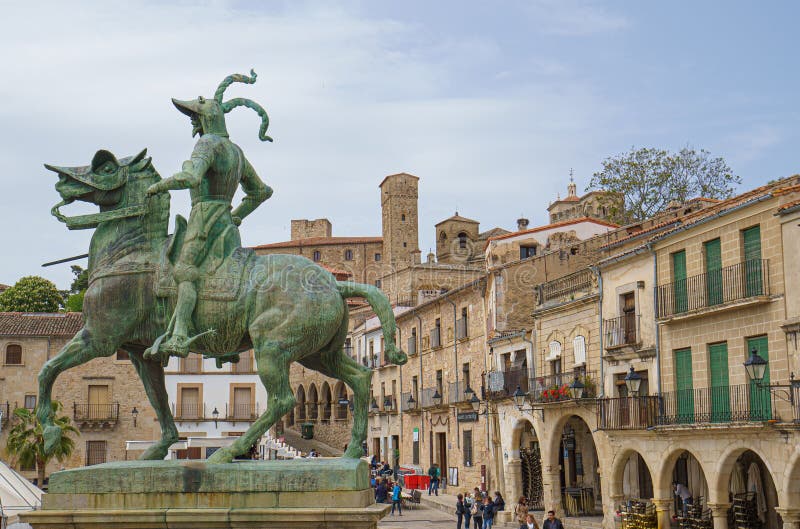 Francisco Pizarro-standbeeld in het belangrijkste vierkant van Trujillo, Caceres, Extremadura, Spanje royalty-vrije stock afbeeldingen Francisco Pizarro-standbeeld in het belangrijkste vierkant van Trujillo, Caceres, Extremadura, Spanje royalty-vrije stock afbeeldingen