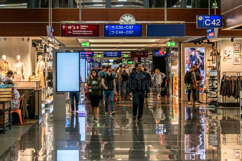 Francoforte, Alemanha 29 09 2017 lojas isentas de direitos aduaneiros no aeroporto alemão duesseldorf com os bens luxuosos difere imagens de stock Francoforte, Alemanha 29 09 2017 lojas isentas de direitos aduaneiros no aeroporto alemão duesseldorf com os bens luxuosos difere imagens de stock