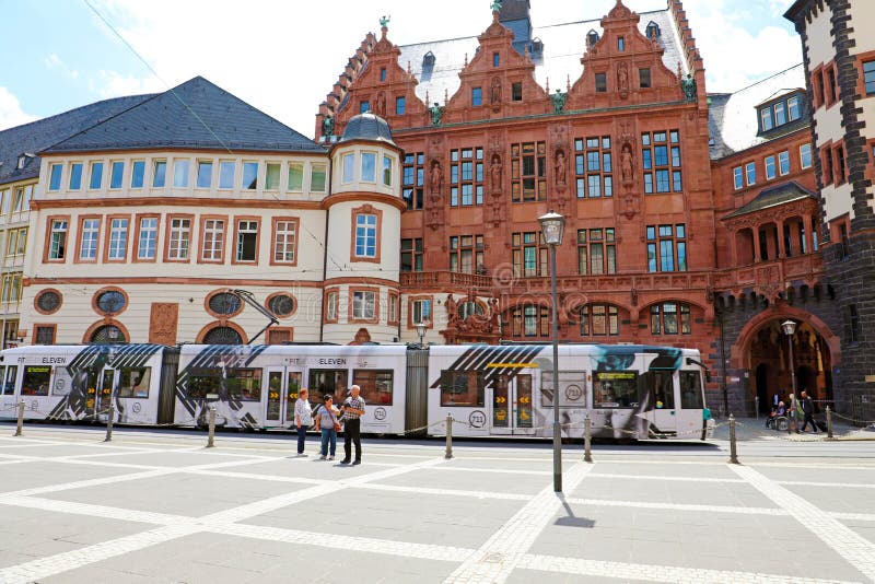 FRANCOFORTE, GERMANIA - 13 GIUGNO 2019: Paulsplatz con bella architettura e tram che passa a Francoforte, Germania immagini stock libere da diritti