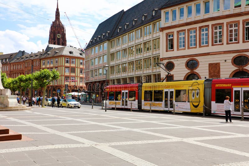 FRANCOFORTE, GERMANIA - 13 GIUGNO 2019: Paulsplatz con il passaggio del tram e la torre sui precedenti, Francoforte, Germania del fotografie stock libere da diritti