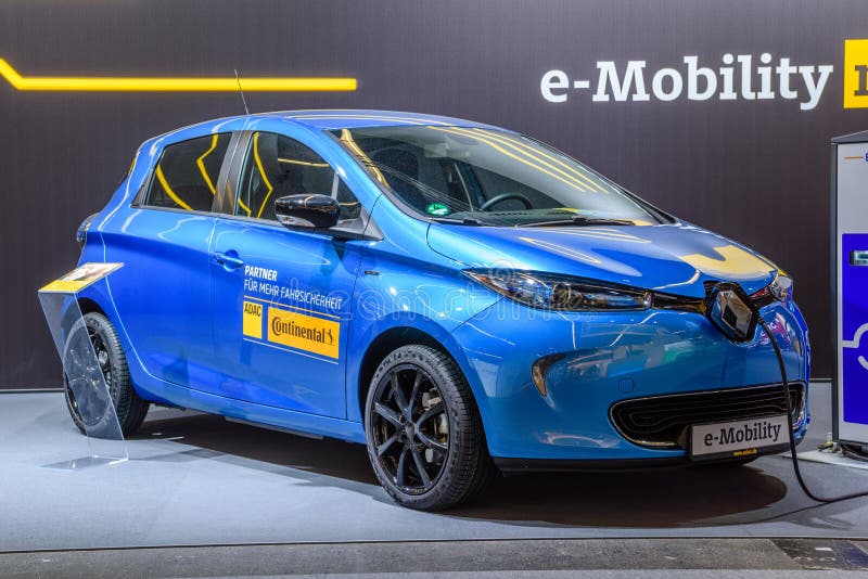 FRANCOFORTE, GERMANIA - SEPT 2019: auto elettrica RENAULT ZOE blu, IAA International Motor Show Auto Exhibition fotografia stock FRANCOFORTE, GERMANIA - SEPT 2019: auto elettrica RENAULT ZOE blu, IAA International Motor Show Auto Exhibition fotografia stock