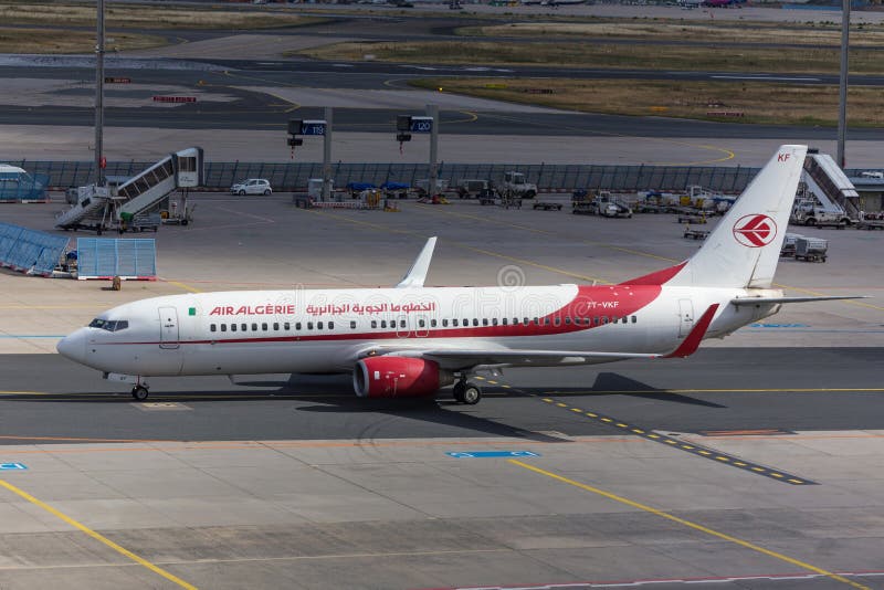 Francoforte, hesse/Germania - 25 06 18: aeroplano di Air Algerie su terra all'aeroporto di Francoforte Germania fotografia stock libera da diritti Francoforte, hesse/Germania - 25 06 18: aeroplano di Air Algerie su terra all'aeroporto di Francoforte Germania fotografia stock libera da diritti