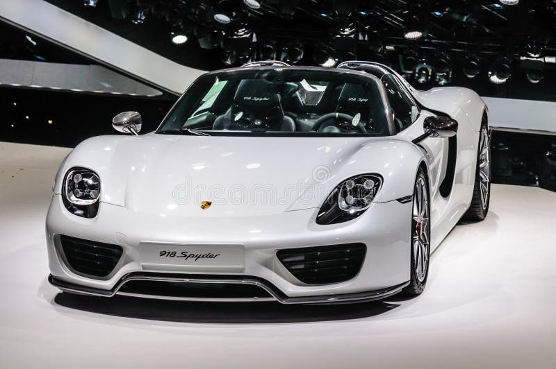 FRANCOFORTE - SEPT 2015: Porsche 918 Spyder apresentado em IAA inter fotografia de stock royalty free FRANCOFORTE - SEPT 2015: Porsche 918 Spyder apresentado em IAA inter fotografia de stock royalty free