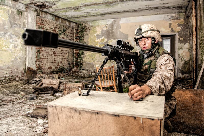 Francotirador de Marine Corps con el rifle grande del calibre fotografía de archivo libre de regalías Francotirador de Marine Corps con el rifle grande del calibre fotografía de archivo libre de regalías