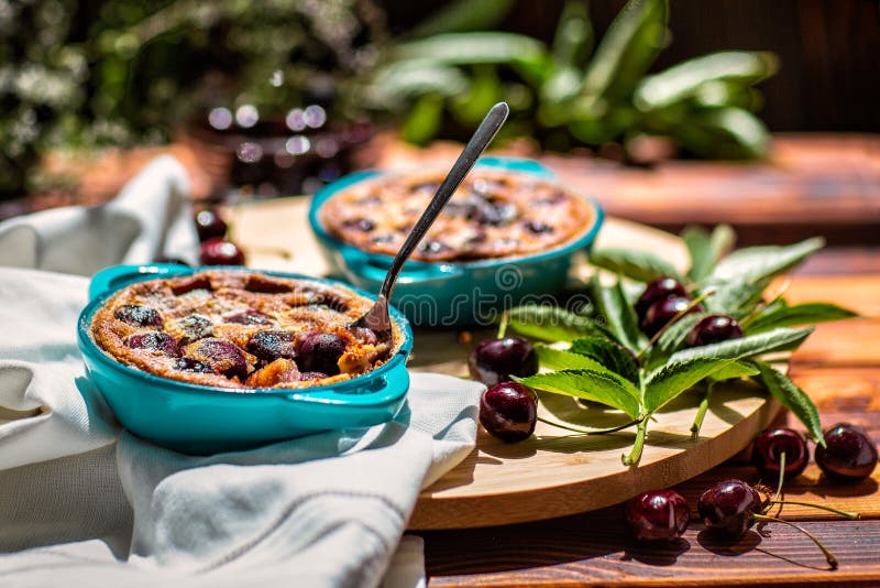 Francuska kuchnia Clafoutis ciasto domowej roboty Francuski czereśniowy kulebiak obraz royalty free Francuska kuchnia Clafoutis ciasto domowej roboty Francuski czereśniowy kulebiak obraz royalty free