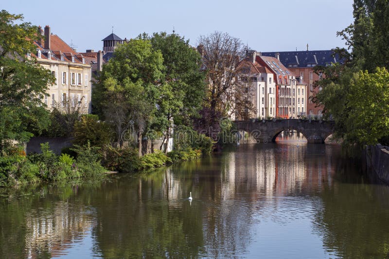 Francuska rzeka w Metz w Francja w letnim dniu z niektóre klasycznymi domami fotografia stock