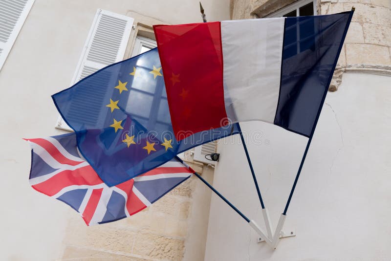 Francuski uk Angielski brexit i unii europejskiej flagi falowanie w wiatrze obraz royalty free Francuski uk Angielski brexit i unii europejskiej flagi falowanie w wiatrze obraz royalty free