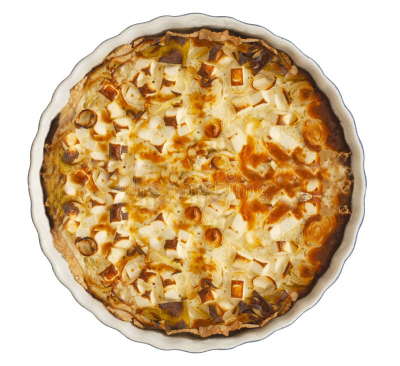 Francuza stylowy quiche z leek, feta i kózka serem w wypiekowym naczyniu Jarski jedzenie odizolowywaj?cy na biel odg?rny widok fotografia royalty free Francuza stylowy quiche z leek, feta i kózka serem w wypiekowym naczyniu Jarski jedzenie odizolowywaj?cy na biel odg?rny widok fotografia royalty free