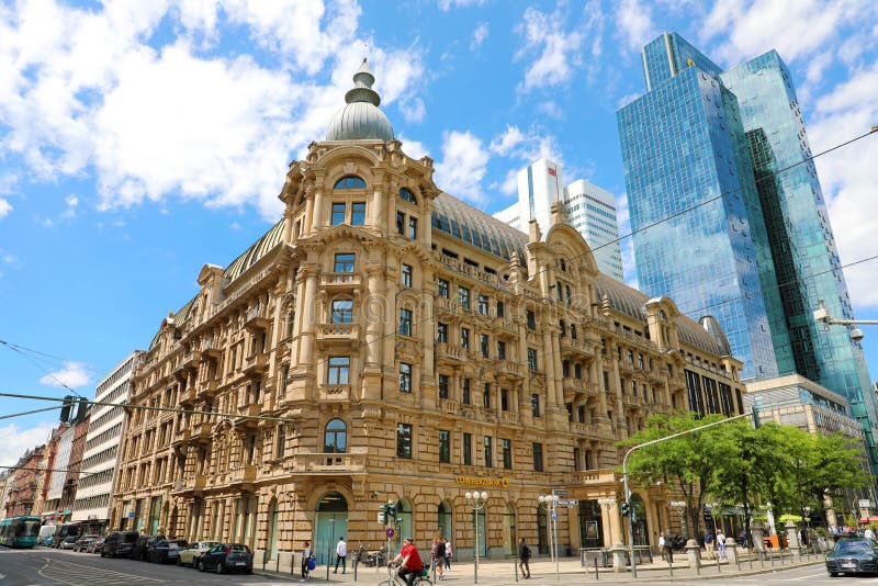 FRANKFURT, DEUTSCHLAND - 13. JUNI 2019: Commerzbank-Bankfiliale in Gallusanlage-Straße mit Galileo- und Silberturm-Wolkenkratzern lizenzfreie stockfotografie FRANKFURT, DEUTSCHLAND - 13. JUNI 2019: Commerzbank-Bankfiliale in Gallusanlage-Straße mit Galileo- und Silberturm-Wolkenkratzern lizenzfreie stockfotografie