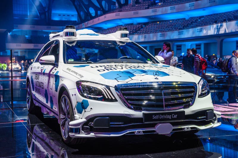 FRANKFURT, DEUTSCHLAND - SEPT 2019: White MERCEDES-BENZ ROBO-TAXI S CLASS autonomes selbstfahrendes Auto ohne Fahrer, IAA Interna stockfotografie FRANKFURT, DEUTSCHLAND - SEPT 2019: White MERCEDES-BENZ ROBO-TAXI S CLASS autonomes selbstfahrendes Auto ohne Fahrer, IAA Interna stockfotografie