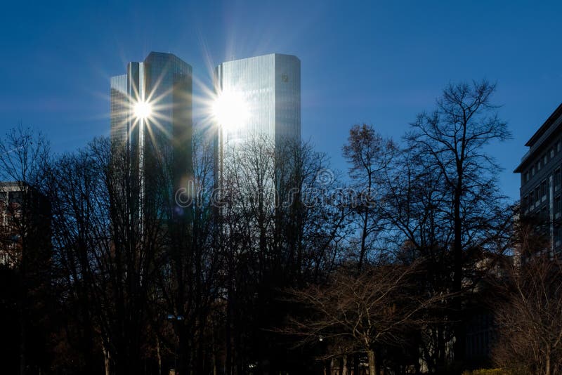 Frankfurt - 3. Dezember: Glänzendes Deutsche Bank ragt in die Sonne am 3. Dezember 2016 in Frankfurt hoch stockfotografie Frankfurt - 3. Dezember: Glänzendes Deutsche Bank ragt in die Sonne am 3. Dezember 2016 in Frankfurt hoch stockfotografie
