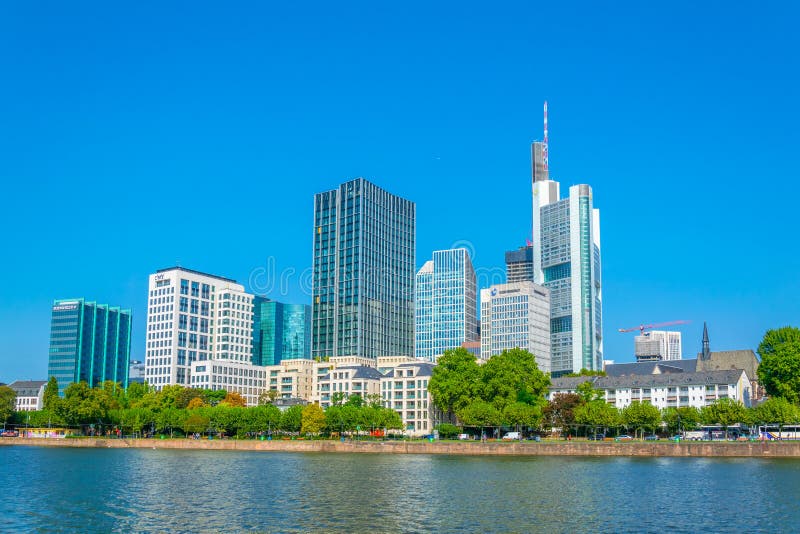 Frankfurt duitsland op 18 augustus 2018 : skyscrapers langs de hoofdrivier in frankfurt - duitsland royalty-vrije stock foto