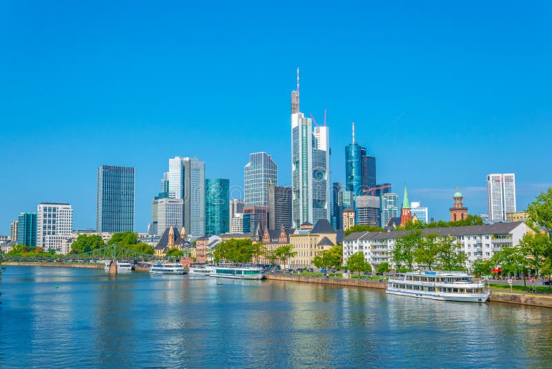 Frankfurt duitsland op 18 augustus 2018 : skyscrapers langs de hoofdrivier in frankfurt - duitsland stock fotografie