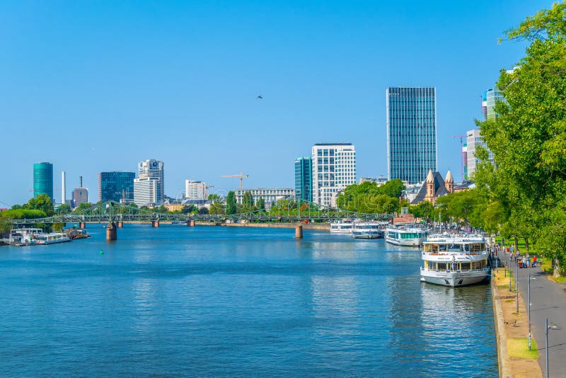 Frankfurt duitsland op 18 augustus 2018 : skyscrapers langs de hoofdrivier in frankfurt - duitsland stock afbeelding