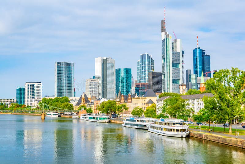 Frankfurt duitsland op 18 augustus 2018 : skyscrapers langs de hoofdrivier in frankfurt - duitsland royalty-vrije stock afbeeldingen