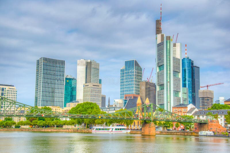 Frankfurt duitsland op 18 augustus 2018 : skyscrapers langs de hoofdrivier in frankfurt - duitsland royalty-vrije stock foto