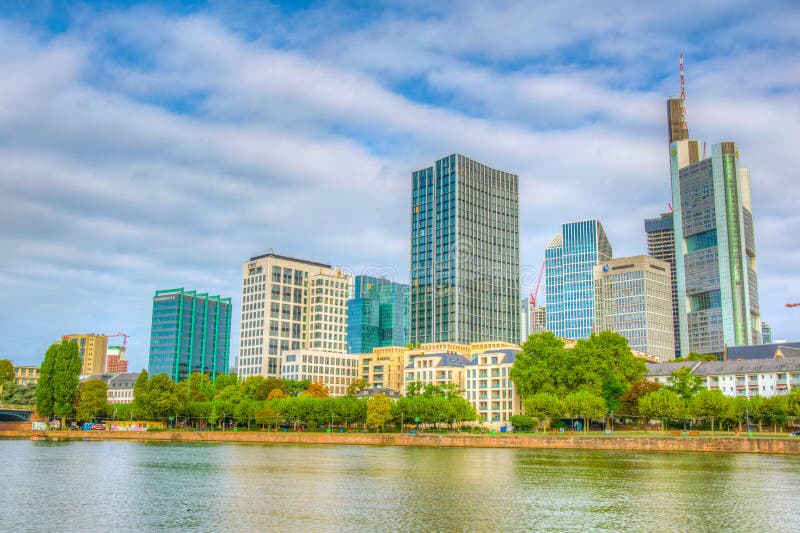 Frankfurt duitsland op 18 augustus 2018 : skyscrapers langs de hoofdrivier in frankfurt - duitsland stock foto's