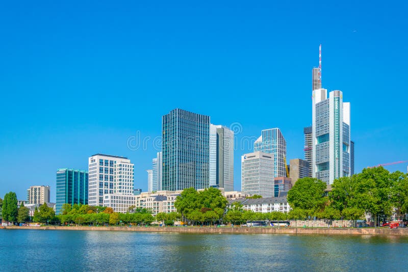 Frankfurt duitsland op 18 augustus 2018 : skyscrapers langs de hoofdrivier in frankfurt - duitsland royalty-vrije stock fotografie