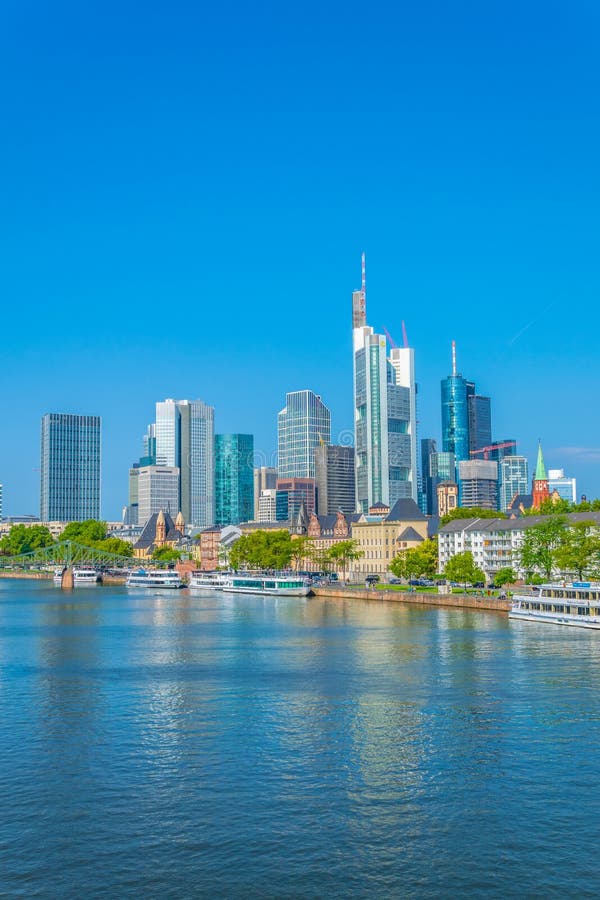 Frankfurt duitsland op 18 augustus 2018 : skyscrapers langs de hoofdrivier in frankfurt - duitsland royalty-vrije stock foto