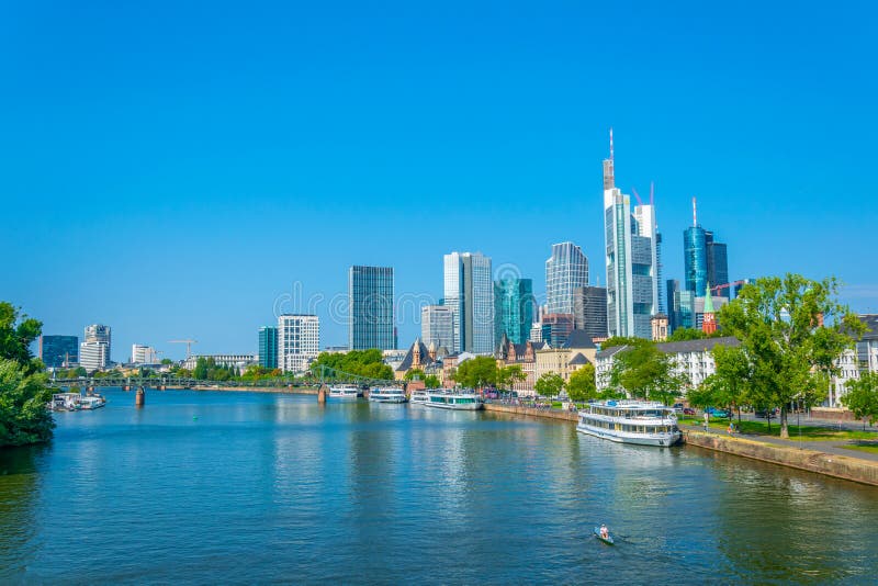 Frankfurt duitsland op 18 augustus 2018 : skyscrapers langs de hoofdrivier in frankfurt - duitsland stock foto's
