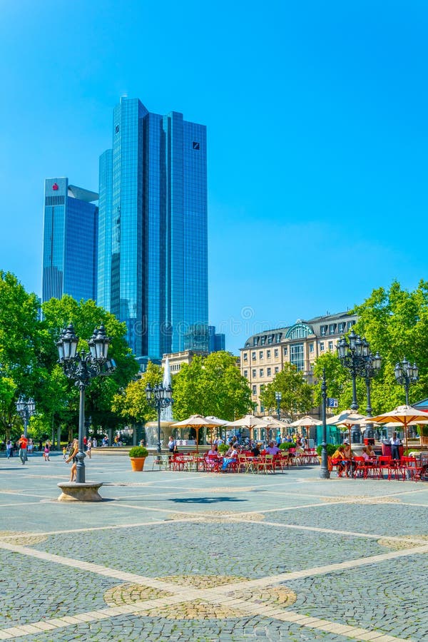 FRANKFURT, DUITSLAND, 18 AUGUSTUS 2018: Uitzicht op de Opernplatz in Frankfurt, Duitsland royalty-vrije stock afbeeldingen