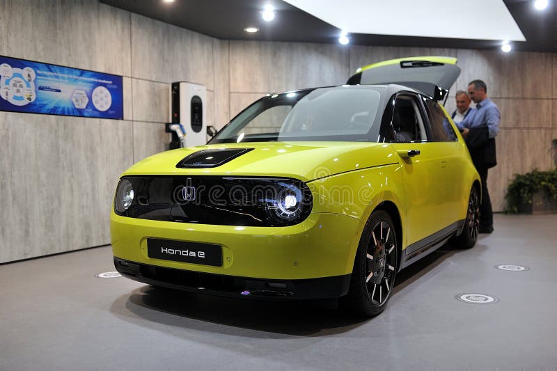 FRANKFURT, DUITSLAND - SEPT 2019: gele kleine elektrische auto van HONDA, IAA International Motor Show Auto Exhibbtion royalty-vrije stock afbeelding FRANKFURT, DUITSLAND - SEPT 2019: gele kleine elektrische auto van HONDA, IAA International Motor Show Auto Exhibbtion royalty-vrije stock afbeelding