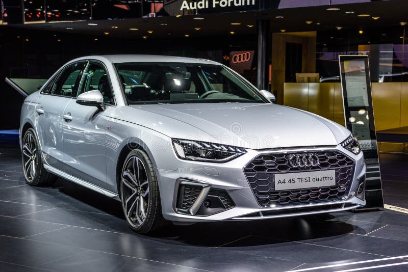 FRANKFURT, DUITSLAND - SEPT 2019: zilveren grijze AUDI A4 B9 8W 45 TFSI QUATTRO sedan, IAA International Motor Show Auto Exhibtio royalty-vrije stock afbeeldingen FRANKFURT, DUITSLAND - SEPT 2019: zilveren grijze AUDI A4 B9 8W 45 TFSI QUATTRO sedan, IAA International Motor Show Auto Exhibtio royalty-vrije stock afbeeldingen