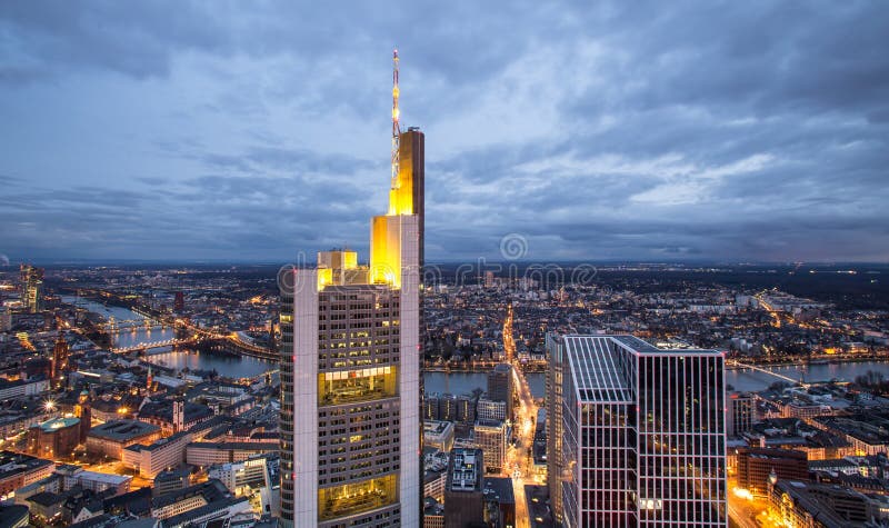 Frankfurt - f.m. - huvudsaklig Tyskland cityscape på natten arkivbilder Frankfurt - f.m. - huvudsaklig Tyskland cityscape på natten arkivbilder