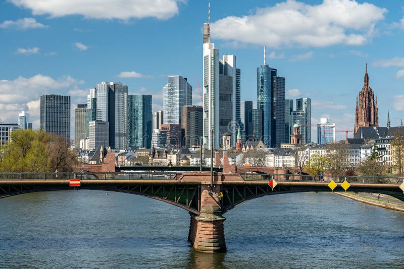 Frankfurt-grova marsch 31 2020 : frankfurt skyline view med ignas bubis bridge under dagtid. Frankfurt-grova marsch 31 2020 : frankfurt skyline view with ignas bubis bridge bridge bridge